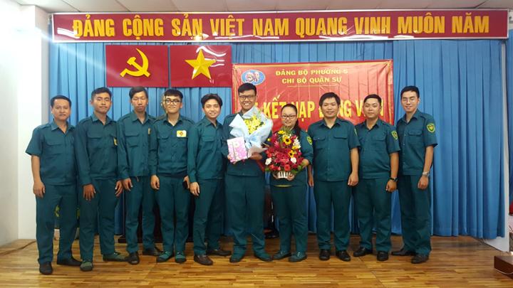 CHI BỘ QUÂN SỰ KẾT NẠP ĐẢNG VIÊN MỚI