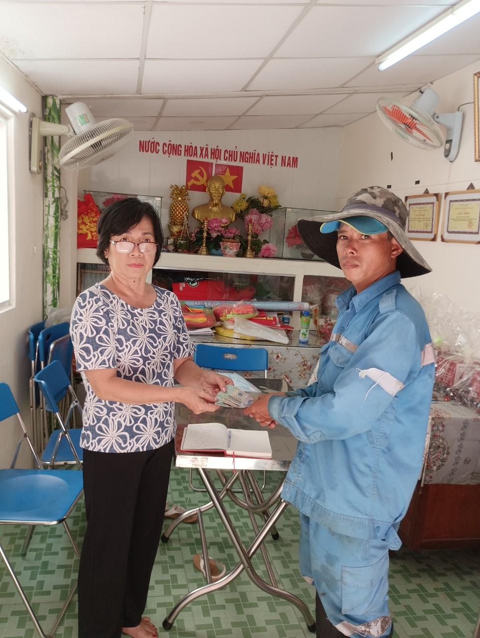 KHU PHỐ 4, PHƯỜNG 5 TRAO TIỀN HỖ TRỢ CHO NGƯỜI BỆNH CÓ HOÀN CẢNH KHÓ KHĂN