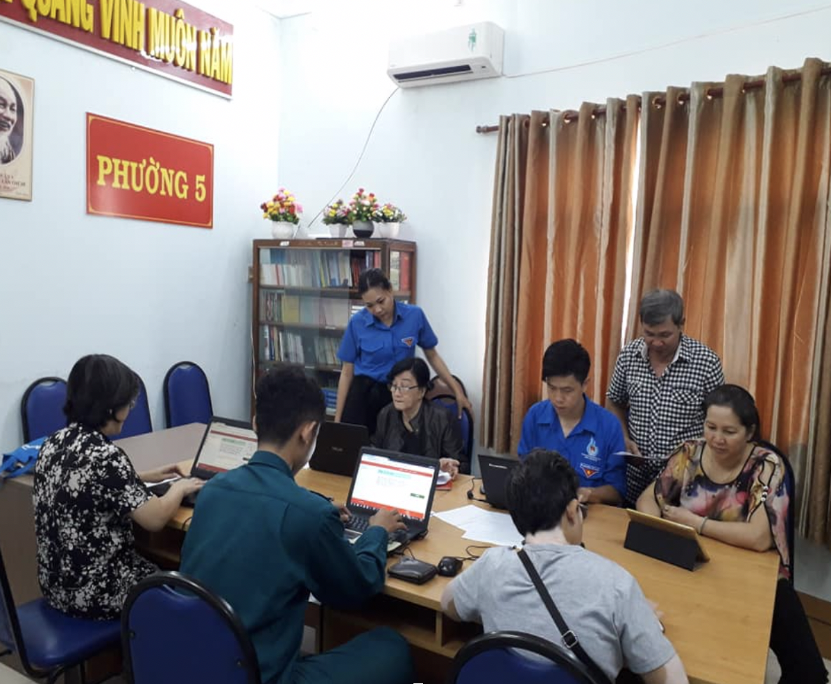 Cán bộ, công chức Phường nói không với sản phẩm nhựa một lần